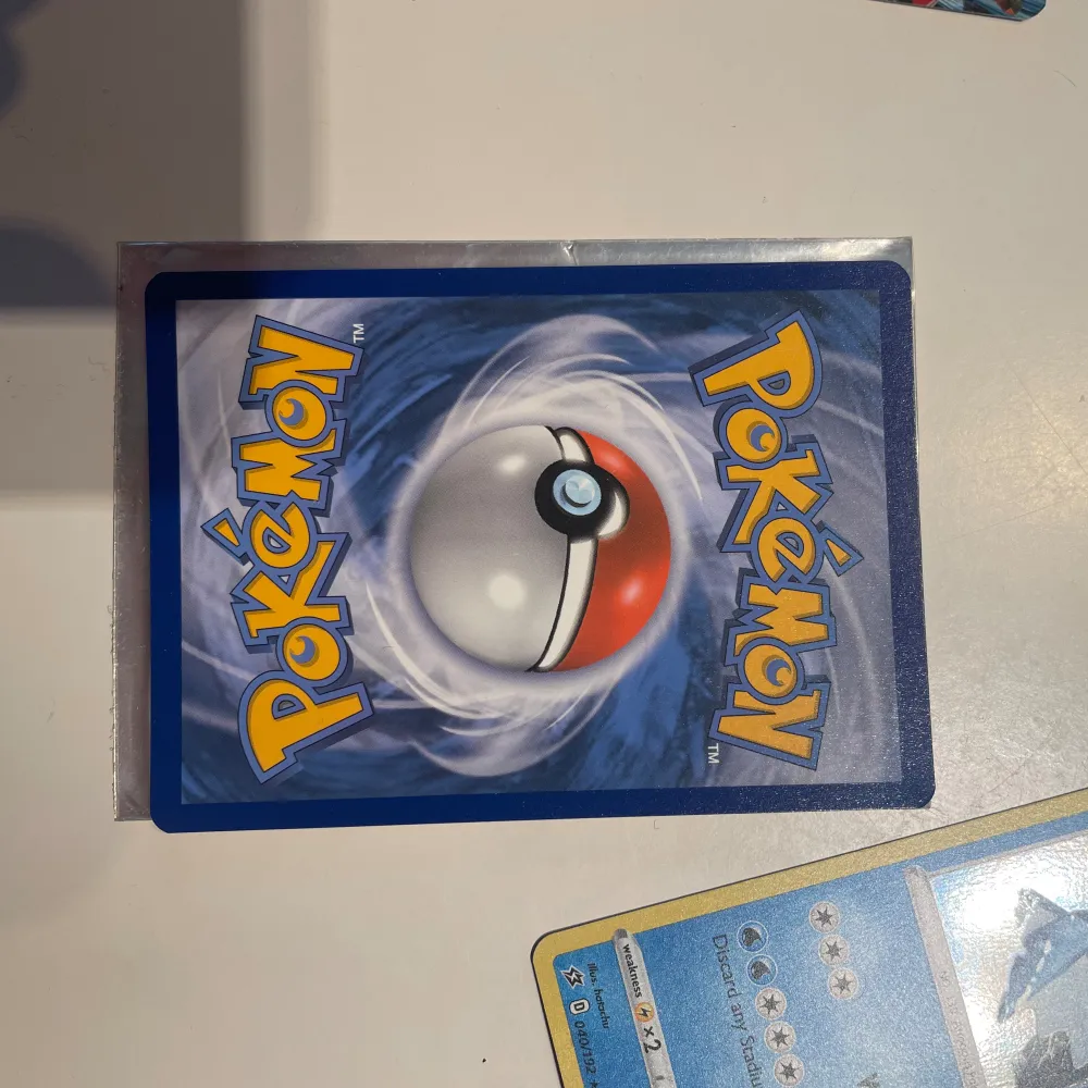 Tjenare jag vill sälja mitt Pokémon kort Blaziken Vmax 320Hp. När jag fick den så lag  jag in den  försiktigt i ett plastfodral. Den är helt ny sprillans ny har aldrig tagit ut den från fodralet.  Den är äkta.   Pokemón Blaziken VMAX 201/198 Secret . Accessoarer.