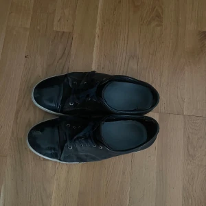 Svarta Lanvins Till Salu! - Säljer mina Lanvins pga att jag köper nya. Dessa är i storlek 45 och är i skick 4/10. Det finns skador på båda skorna men är fortfarande väldigt bärbara. Skriv vid intresse och/eller mer info. Orginala boxen medkommer ej. Dina för en femhundring!👍