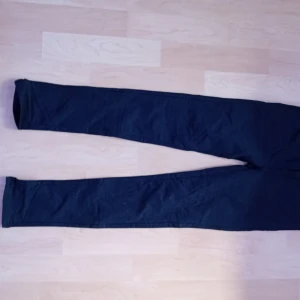 Byxor  - Jag har ett par supercoola jeans till salu som skulle passa perfekt för någon som är 160 cm lång. De är inte bara snygga, utan också bekväma att bära. Köparen står för frakten, så du behöver inte oroa dig för extra kostnader.