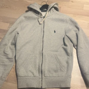Polo Ralph Lauren - Säljer en riktigt snygg och skön polo Ralph Lauren zip hoodie i strl M i völdigt bra skick. Inga fläckar eller märken. Nypris 2195 mitt pris 750. 