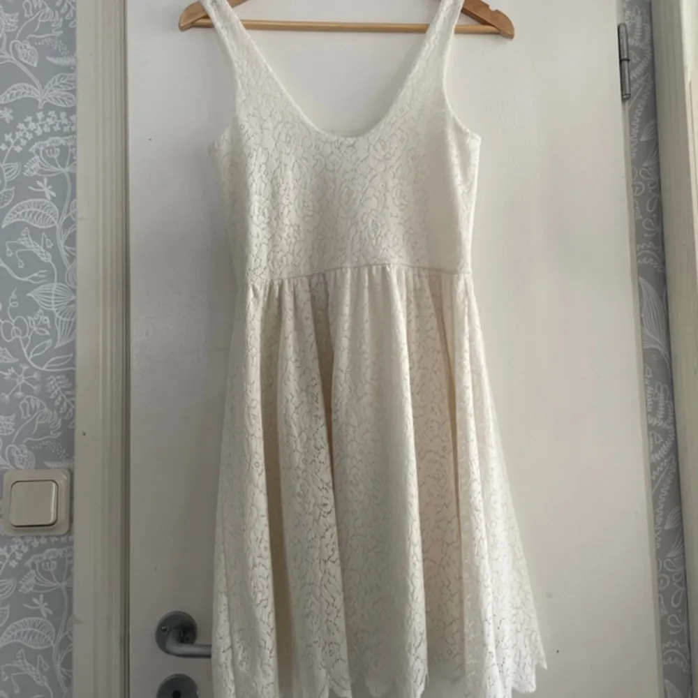 En vit spetsklänning från Monki i storlek S!🤍 Den är aldrig använd men utan prislapp, klänningen har en underkjol! Säljer för att den inte passar mig🩷. Klänningar.
