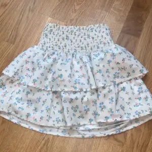 Blommig gullig kjol ifrån Gina. Köpt 2023 använd men i fint skick. Säljer då den är förliten för mig