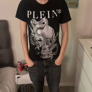 Philip plein round neck ss snake t shirt - Storlek S kvitto medföljer äkta vara Köptes från Wallenberg från Birsta Sundsvall. (Ny pris 14 lax)