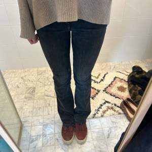 Bootcut jeans från Zara som tyvärr inte kommer till användning längre :( Storlek 38 men passar även 36! Rawcut dvs du kan klippa de i längden som passar dig! 