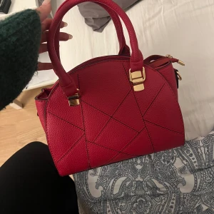 Handväska - Röd handväska använt den en gång🫶🏼