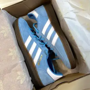 Säljer dessa adidas spezials i storlek 35-40. Helt nya och box medföljer! Skriv till mig vid eventuella frågor!:)