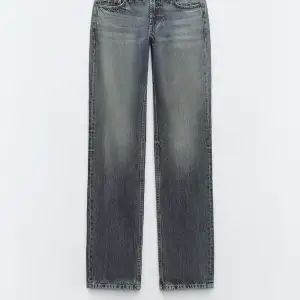 Lågmidjade jeans från zara i storlek 38, passar 36 med. Färgen är grå/blå, knappt använda, väldigt långa, passar någon upp till 175cm 