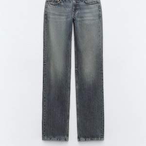 Lågmidjade jeans från zara i storlek 38, passar 36 med. Färgen är grå/blå, knappt använda, väldigt långa, passar någon upp till 175cm 