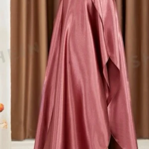 Balklänning - Dags för dottern att sälja sin balklänning. Inköpt 2023, använd en kväll.  Jättefin klänning med lite släp och underkjol.   Str: S Passar dig med en; Längd: ca 160-175cm Byst: ca 85-90cm Midja: ca 60-75cm. Höft: Upp till ca 95cm.