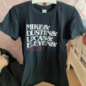 Säljer denna häftiga t-shirt i ”Stranger Things”-tryck !😍 Kommer tyvärr inte ihåg vart den är köpt, men den är i väldigt skönt material, bra kvalitet och mycket bra skick.🫶🏻✨