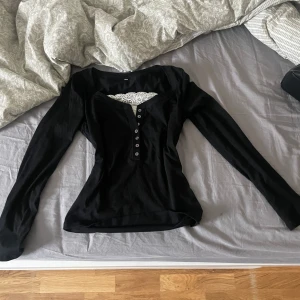 qoquette tröja - Väldigt bella swan isnperarad. Storlek M men passar också S. Det vita spetsen är bara på bröstet och inte hela tröjan. 