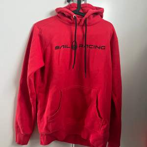 Röd sail racing hoodie i bra skick 