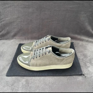 Lanvin Captoe Ljusgrå - Säljer nu ett par sjukt fräscha Lanvin Captoe i mycket fint skick | Ny pris 4500kr | Storlek UK9/43 passar även 44 | Med skorna tillkommer dustbag