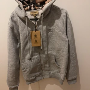 Burberry kofta  - En fin burbery kofta grå stilig inga problem alls 