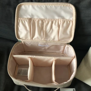 Väska - en väska du kan använda när du reser eller för andra ändamål, jag fick den nyligen i present men jag använder den inte så jag säljer den!