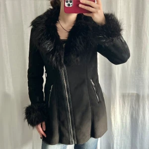 Pälskappa - Svart vintage pälskappa, inte äkta päls, från Artr Fashion. Inga defekter. Längd från axel: 81 cm 🖤Storlek L/XL, jag har vanligt storlek M för referens