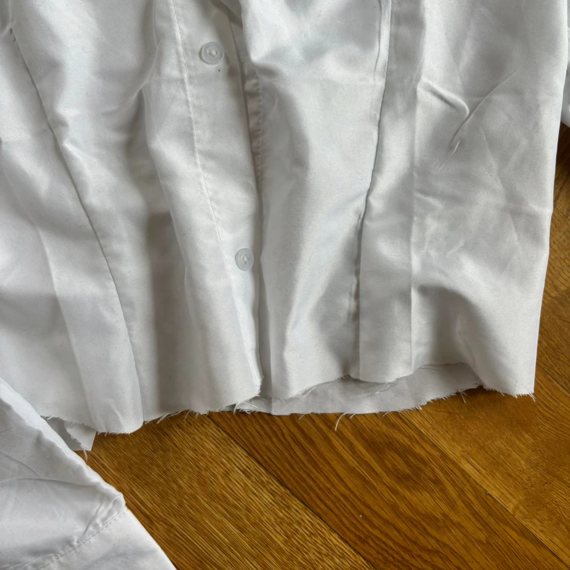 En croppad vit skjorta  - 91