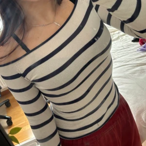 Tröja - Lpngärmad randig off shoulder tröja!! Superfin o perfekt till sommaren. tveka inte att ställa frågor 