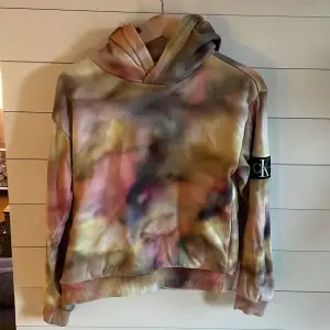 Calvin Klein hoodie som är begränsat använd. Priset kan diskuteras.  Storlek: 14 år