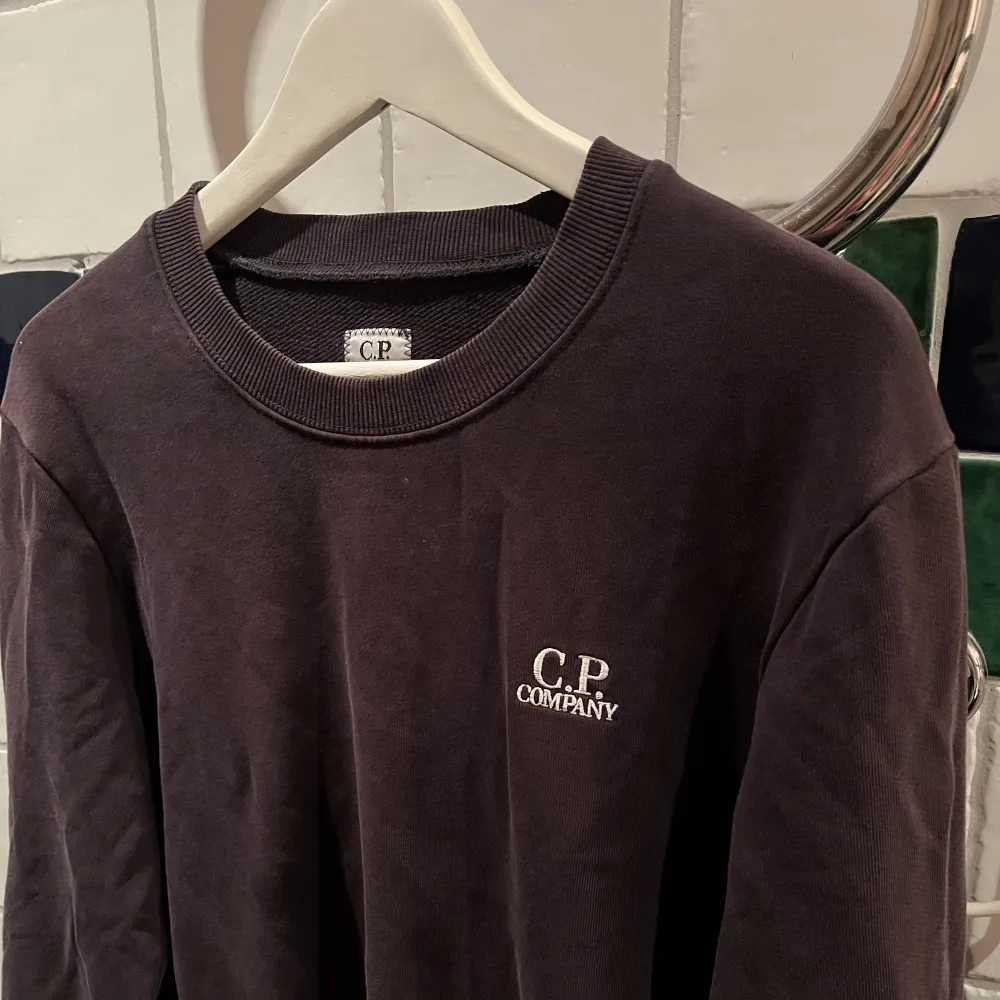 Säljer denna cp company sweatshirten i bra skick, den är i storlek L men sitter som M . Hoodies.