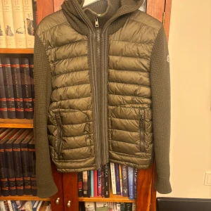 Moncler cardigan  - Moncler cardigan i storlek M Se flaw på ens bilden, litet litet pinhole syns knappt. Sjukt snygg grön och super nu till våren. Givetvis äkta, kvitto finns! Säljs för endast 3999kr