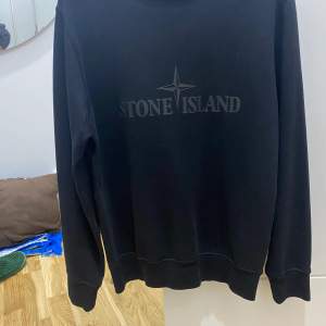 Fin stone Island tröja i svart, du kan ha på dig tröjan bak och fram! Det är själva designen.