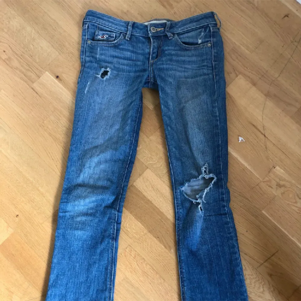 Jätte snygga jeans från hollister! Dom har slitningar och några hål på bena vilket är så snyggt! Dom är även jätte lågmidjade och avklippta men det ser inte konstigt ut😍lite långa på mig som är 160! Skulle säga stora i storleken så skriv för mått❤️. Jeans & Byxor.