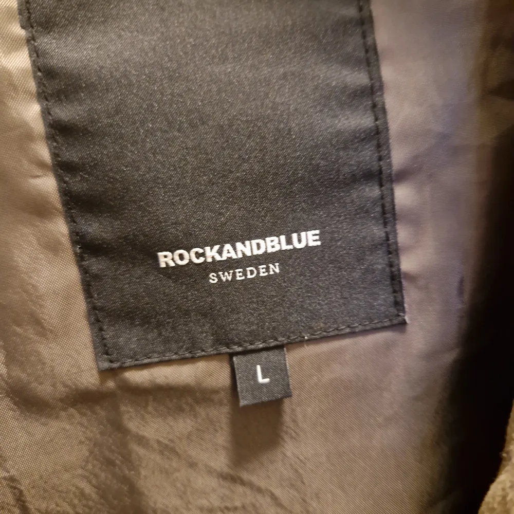 Säljer en jacka som inte används längre. Storlek L, från Rockandblue nypris utan rea är 3000 Kr. Inga defekter . Jackor.