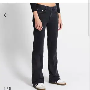 Säljer dessa skitsnygga låga jeansen med fickor. Dom är köpta på lager men dom passar tyvär inte mig längre. Det är strl xs short.