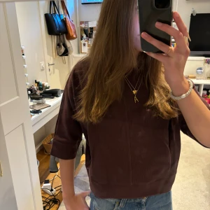 Cos tröja - Vinröd manchester tröja från COS (Den ser brunare ut på bilderna än den är irl)💕