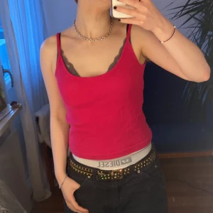 Rosa linne - Linnet är helt i nyskick och väldigt bra material. Super somrig!💕 Passar S. Köpare betalar frakten💕