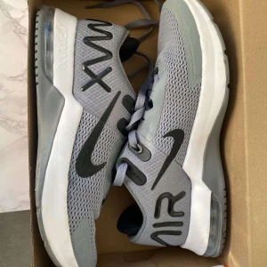 Sneakers - Säljer åt min sambo. Aldrig använda 