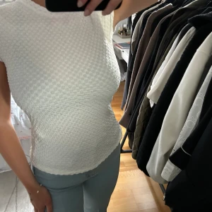 Vit topp - Kortärmad vit topp med struktur. Helt oanvänd (lappen kvar)