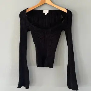 Säljer denna fina tröja från Hm💗 Ser tajt ut men den är jätte stretchig i materialet vilket gör att den har jättefin passform och passar från xs-m💗