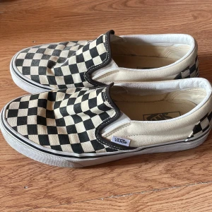 Vit/svarta vans  - Vans använt ett antal gånger. Bra skick. Bra passform.  Köpare står för frakt  
