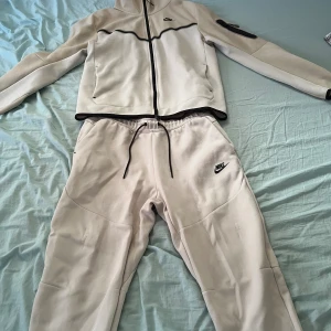 Beige tech fleece - Säljer min tech flecce set 