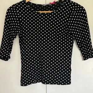 Hjärtmönstrad topp band 🎀  - Använd men i bra skick med mönster