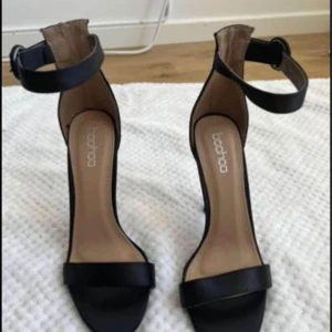 Svarta stilrena klackskor  - Snygga svarta klackskor som passar både till en utekväll eller till en snygg outfit 