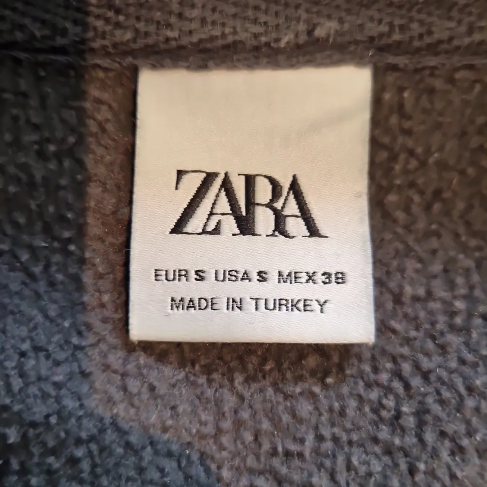 Säljer min half-zip tröja från Zara. Den är mörk grå. Priset kan diskuteras👍. Tröjor & Koftor.