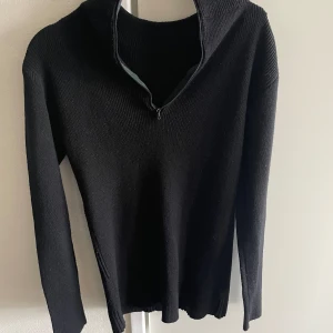 Tröja - Dragkedjan är trasig, den går inte att dra upp. Storlek: M  