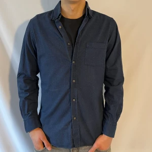 Massimo dutti skjorta - Tjena! Säljer nu denna väldigt snygga skjortan som är ifrån Massimo dutti • Skick 9/10 • Storlek M• Modellen på bilden är 184cm • Vårt pris : 499kr • Hör gärna av er via pm vid frågor eller funderingar;