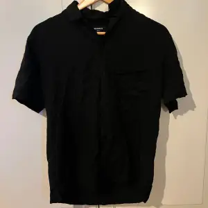 Svart T- skjorta för män med knappar och bröstficka, köpt på Alcott i Milano Italien, storlek M, tog med någon bild också så man ser hur den ser ut på