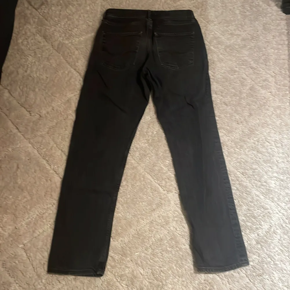 Snygga svarta jeans i väldigt bra skick  Kan gå ner i pris vid snabb affär . Jeans & Byxor.
