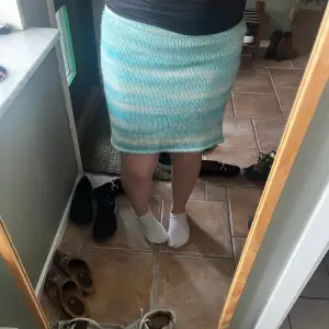Stickad kjol, har sytt till en beige kjol under för annars är den genomskinlig (fråga för bild), storlek s