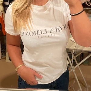 T-shirt från aqua limone - Äkta t-shirt från aqua limone i storlek xs. I mycket bra skick. 