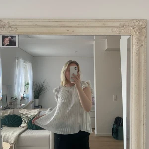 Vit silvriga blus - Vitsilvrig blus från & other stories använd en enstaka gång✨🎀
