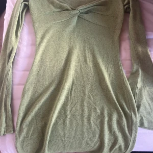 Klänning med utsvängd hand - Använd ca 1-2 gånger