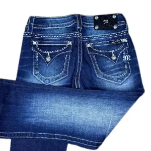 Miss Me jeans i modellen ”JW5679B/boot” midjemåttet rakt över är 36cm. Ytterbenet 104cm och innerbenet 85cm. Jeansen är som helt nya. Kontakta vid intresse!