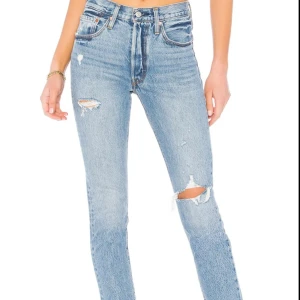 Levi’s jeans skinny - Jeans från Levi’s, köpte dom när jag själv hade S men tyckte dom var lite tajta i knäna och inte så värst mycket stretch i dom heller. Men fina är dom och skulle nog tro att dom passar på en XS. Aldrig använda bara testade.