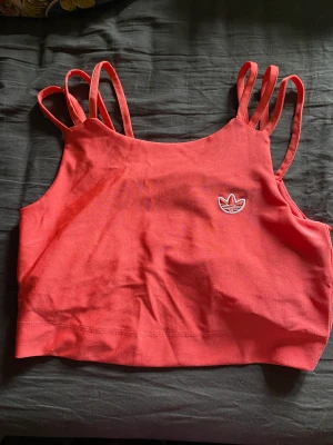 Ny topp adidas, S - Ny träningstopp från adidas med inbyggd sport-bh enligt bild. Storlek Small. Korallfärgat. Nytt men utan lapp